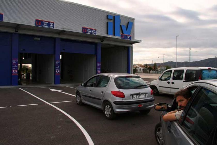 Even binnen kijken bij de ITV autokeuring in Spanje in Medvilla Spanje