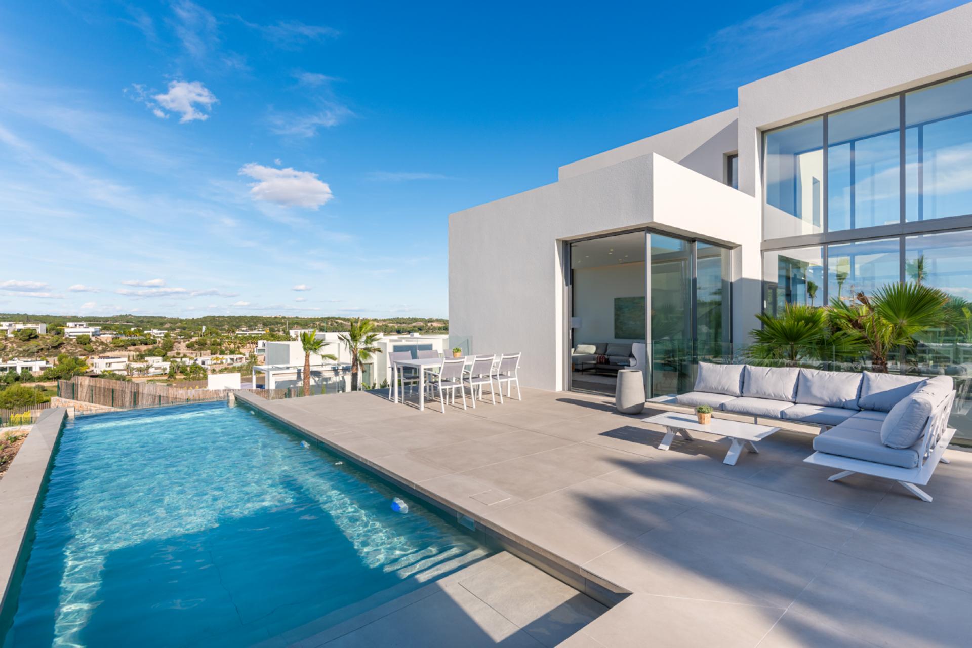 Villa met uniek design op luxueus golfresort Las Colinas in Medvilla Spanje