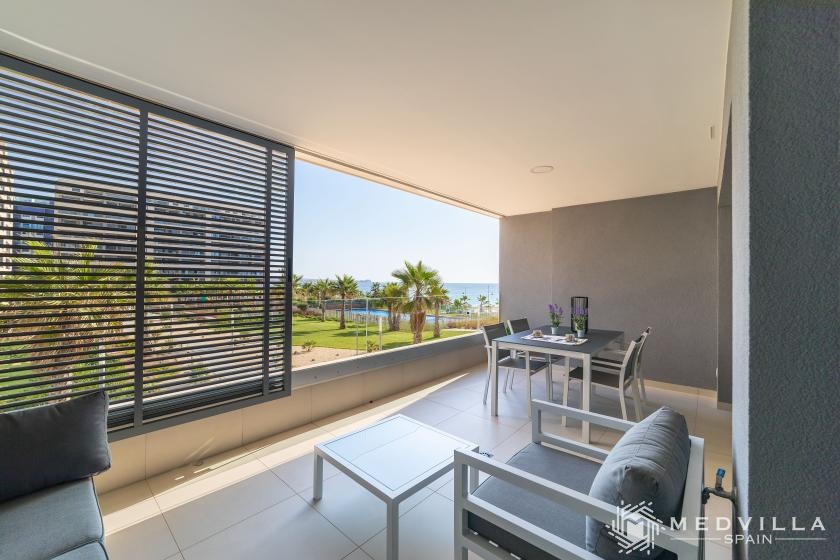 Koopappartementen op de eerste lijn van de zee en het strand in Punta Prima in Medvilla Spanje