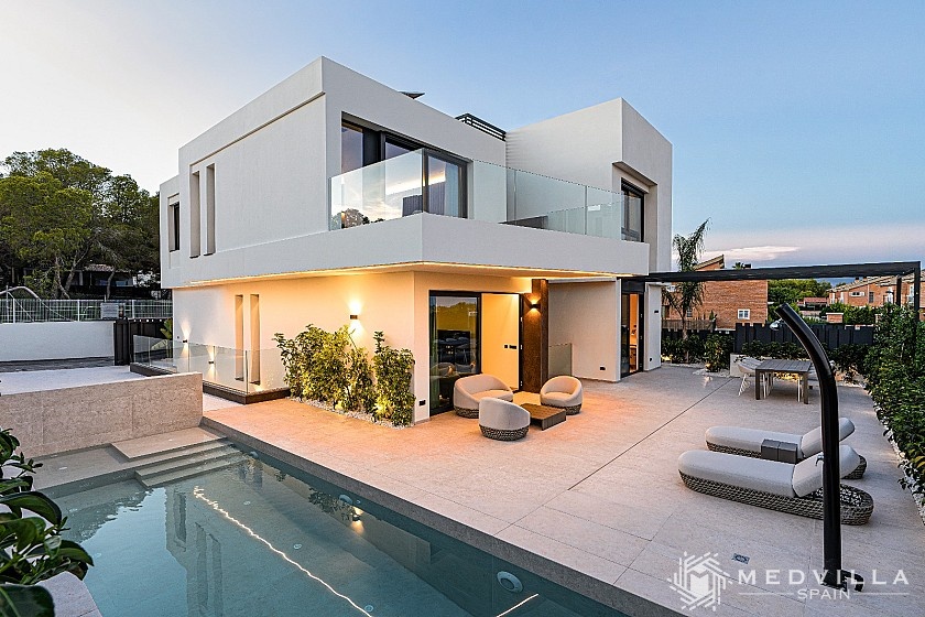 4 slaapkamer Villa met kelder in La Nucia in Medvilla Spanje