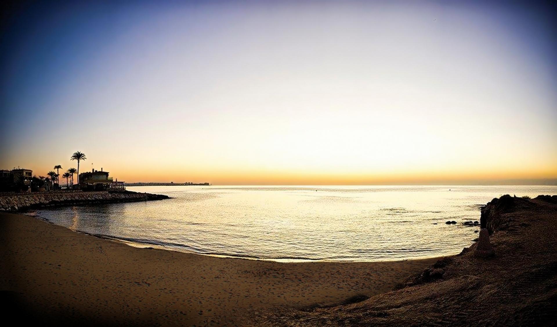 Koopappartementen op de eerste lijn van de zee en het strand in Punta Prima in Medvilla Spanje
