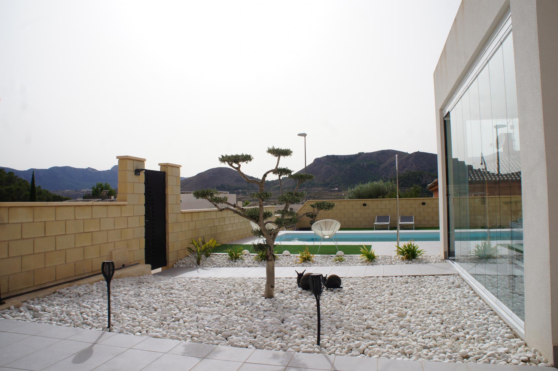 Prachtige bijna nieuwbouw villa te koop La Romana in Medvilla Spanje