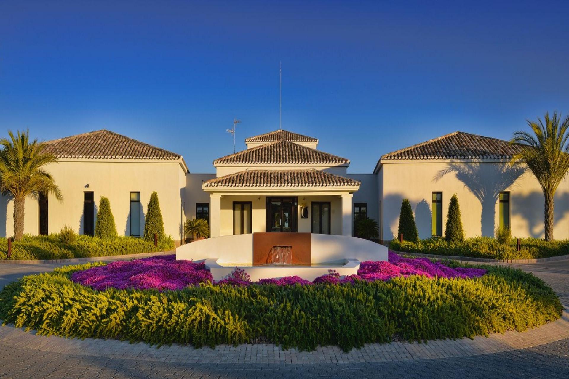 Hedendaagse Villa op Las Colinas golf met Onderbouw. in Medvilla Spanje